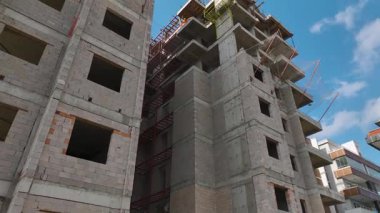 Drone aktif mürettebatla inşaat alanını yakalıyor.