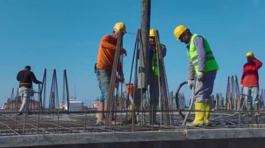 İnsansız hava aracı çelik ve çimentoyla inşa edilmiş yapıyı yakalıyor.