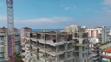 Takımlar çelik çubukları ve taze çimentoyu yönetir..