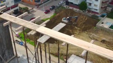 Çalışanlar bölgeyi verimli bir şekilde yönetirken kazı süreci iyi koordine edilmiştir..