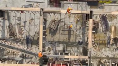 İşçiler çelik yapıların yakınına çimento serptiler.