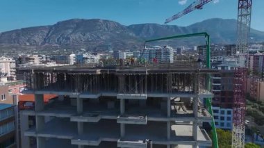 İnsansız hava aracı çimento akışı ve çelik montaj gösteriyor.