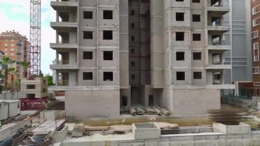 İnsansız hava aracı en üst kattaki levhaları yakalıyor..