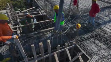 İnsansız hava aracı betonun üst tabakalara aktığını gösteriyor..