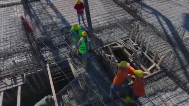 İnsansız hava aracı yüksek binalarda çimento işi yapıyor..