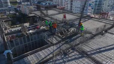 İnsansız hava aracı yüksek binalarda çimento işi yapıyor..