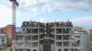 Drone yüksek katlı çimento aktivitesi yakalıyor.