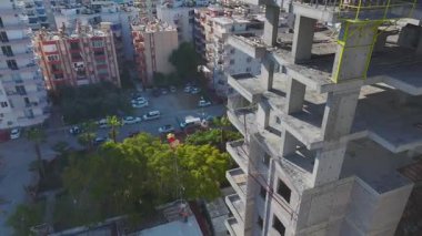 İnşaatçılar yükseklikte ıslak çimento seviyesinde.