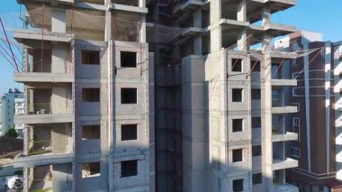 İşçiler vinç tarafından sağlanan yumuşak levhalar.