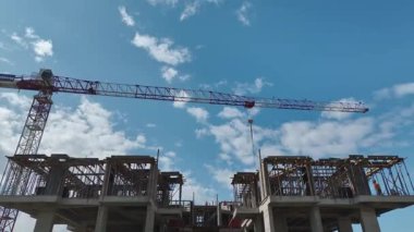 Mevcut modern dairelerin yakınındaki beton iskelet..