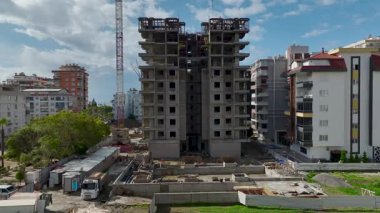 İşçiler ve güvenlik ağları somut çerçeveyi kapsıyor.