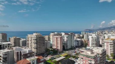 Kule vinci yüksek konut yapısında çalışıyor..