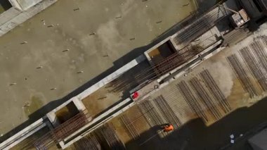 Ağır vinç desteği ile beton yapı geliştirildi.