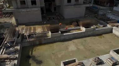 Beton kule iskelesinde görünen işçiler.