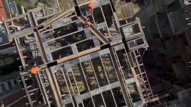 Açık katlı beton bina geliştirme aşamasında.