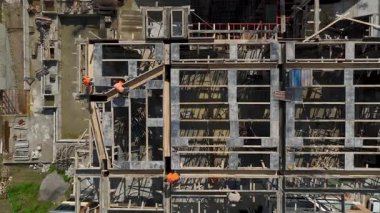 Açık katlı beton bina geliştirme aşamasında.