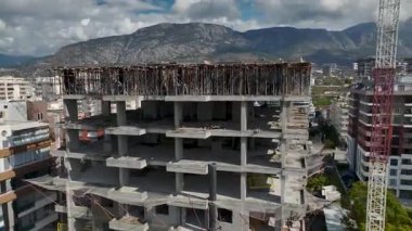 Açık katlı beton bina geliştirme aşamasında.