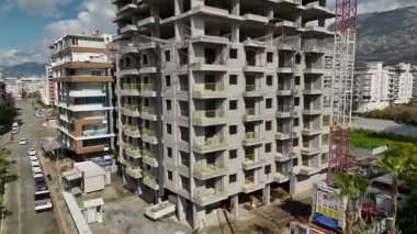 Açık katlı beton bina geliştirme aşamasında.