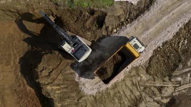 Kazı makinesi bina temelinde toprağı idare eder..