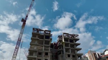 Vinç destekli yüksek konut kulesi inşa ediliyor.