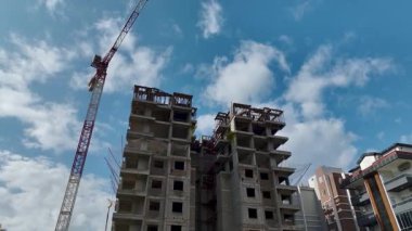 Yeni apartman inşaatı devam ediyor.