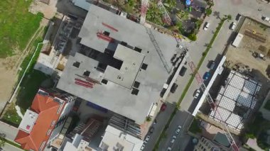 İşçiler şehirde yüksek katlı bir yapı kurdular.