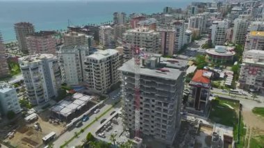 Üzerinde vinç olan beton iskelet..