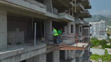 İnşaat işçileri en üst katlarda görünüyor..