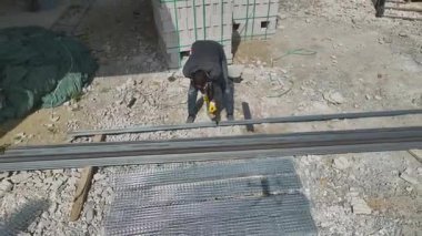 İşçiler yeni daireleri vinçle şekillendiriyor.