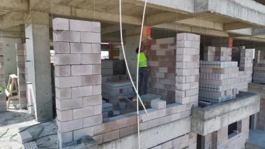 Vinçle inşa edilmiş büyük apartman bloğu.