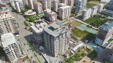 Şehirde inşaat halindeki yeni konut kulesi.