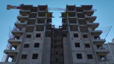 Modern iskelet görünümünü vurgular.