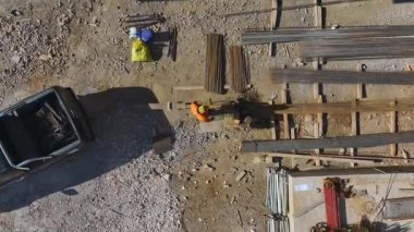 Drone geometrik çelik deseni kaydediyor.