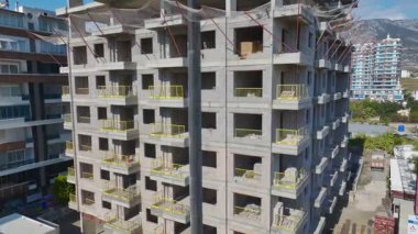 İHA yüksek katlı iskeleti yakalıyor.