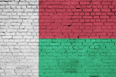 Madagaskar bayrağı eski bir tuğla duvara boyalı