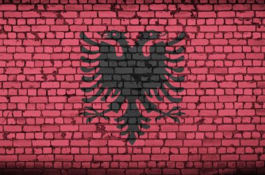 Arnavutluk bayrağı eski tuğla bir duvara boyanmış