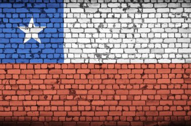 Şili bayrağı eski bir tuğla duvara boyanmış.