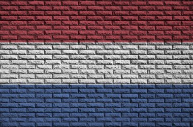 Hollanda bayrağı eski bir tuğla duvara boyanmış.