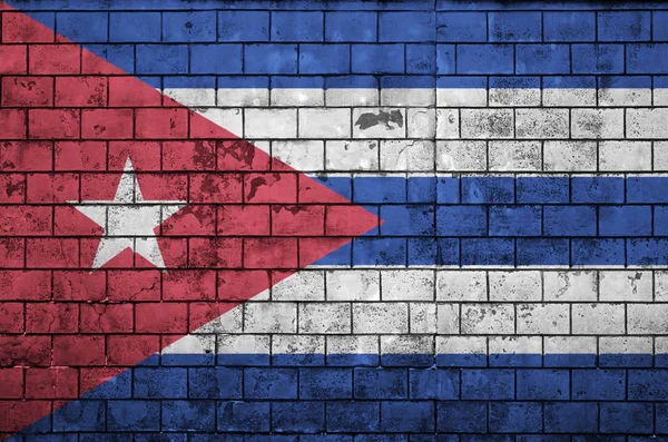 キューバの旗は古いれんが造りの壁に描かれています — ストック写真