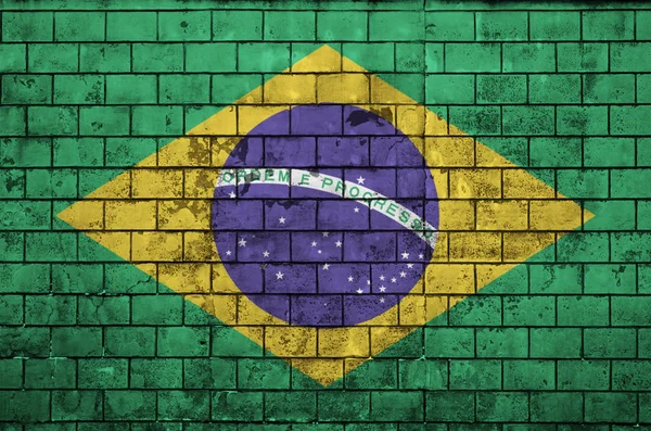 ブラジルの旗は古いレンガの壁に描かれています — ストック写真