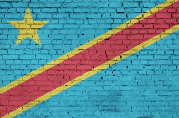 旗のコンゴ民主共和国は古いれんが造りの壁に描かれています — ストック写真
