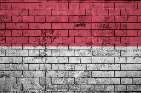 インドネシアの旗は古いレンガの壁に描かれています — ストック写真