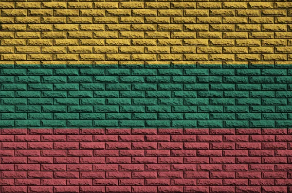 リトアニア国旗は古いレンガの壁に描かれている — ストック写真