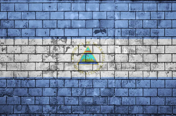 ニカラグアの旗は古いレンガの壁に描かれている — ストック写真