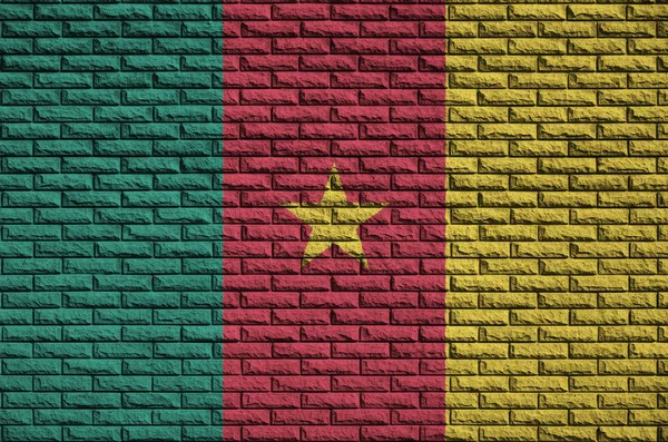 喀麦隆国旗被涂在旧砖墙上 — 图库照片