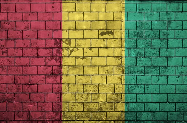 几内亚国旗被涂在旧砖墙上 — 图库照片