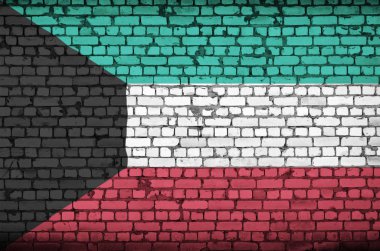 Kuveyt bayrağı eski bir tuğla duvara boyanmış.