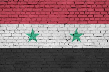 Suriye bayrağı eski bir tuğla duvara çizildi