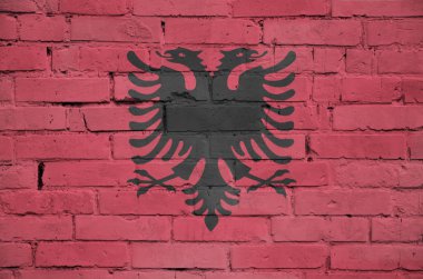 Arnavutluk bayrağı eski tuğla bir duvara boyanmış