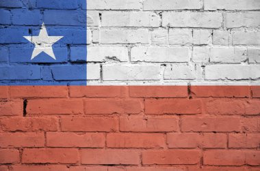 Şili bayrağı eski bir tuğla duvara boyanmış.
